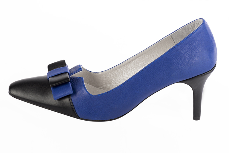 Navy blue women's dress pumps, with a knot on the front. Tapered toe. High slim heel. Profile view - Florence KOOIJMAN